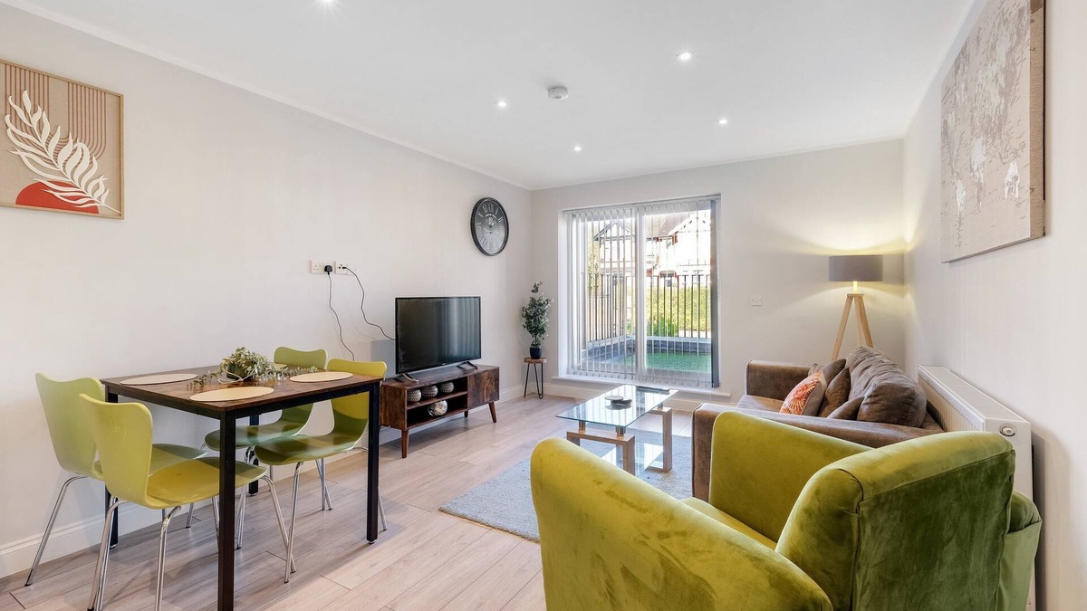 High Wycombe Apartment | 360 HP12 W Wycombe 247-2- 2 Bdr Apartment with parking High Wycombe Apt. 02