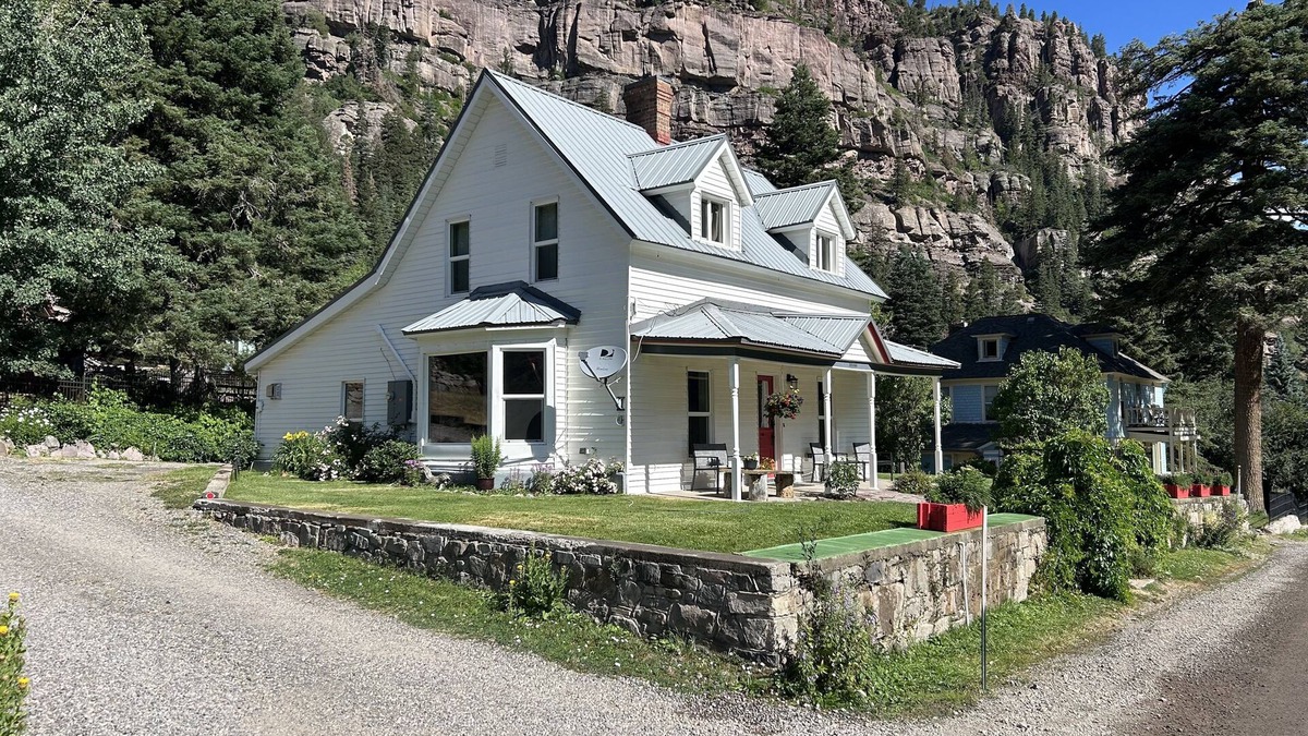 Ouray Cabin | 360 Views! Walk To Main Street and Hot Springs Pool! Relax And Enjoy The View