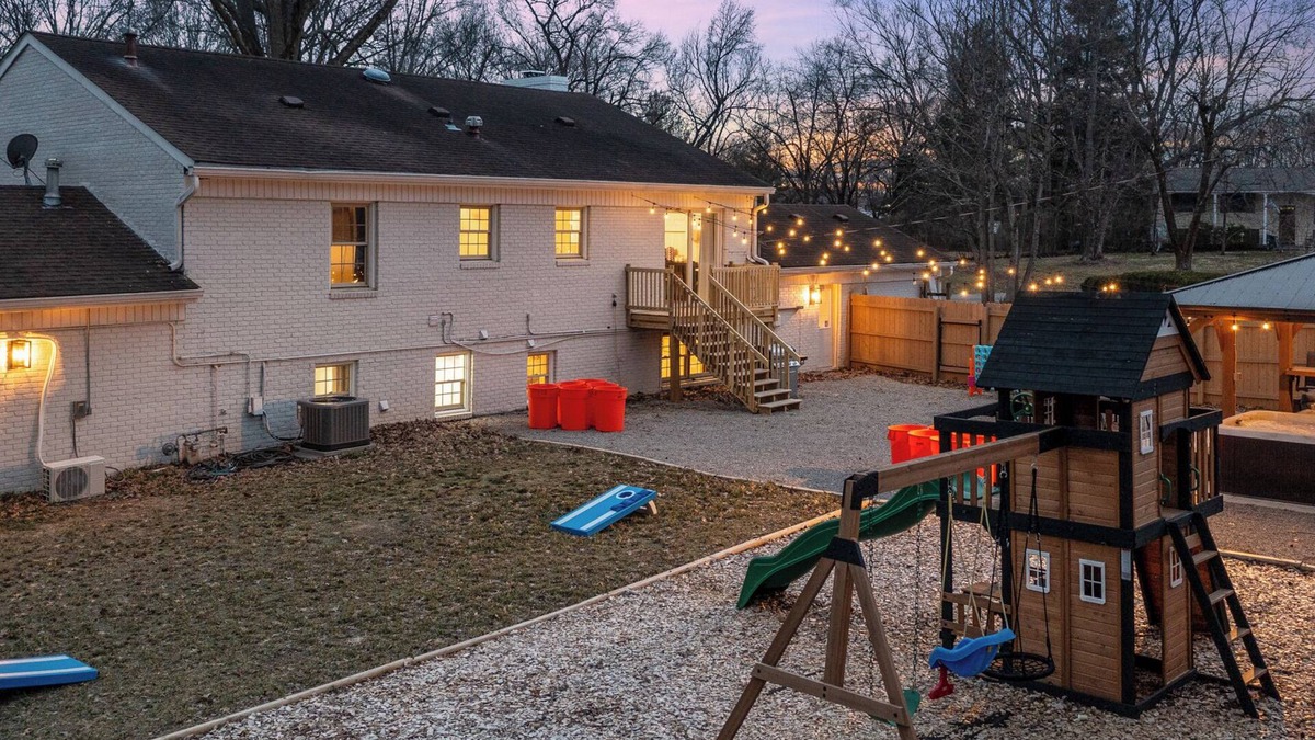 Jeffersonville House | 3600SF~Game room~2 Kitchens~Hot Tub~Backyard Games