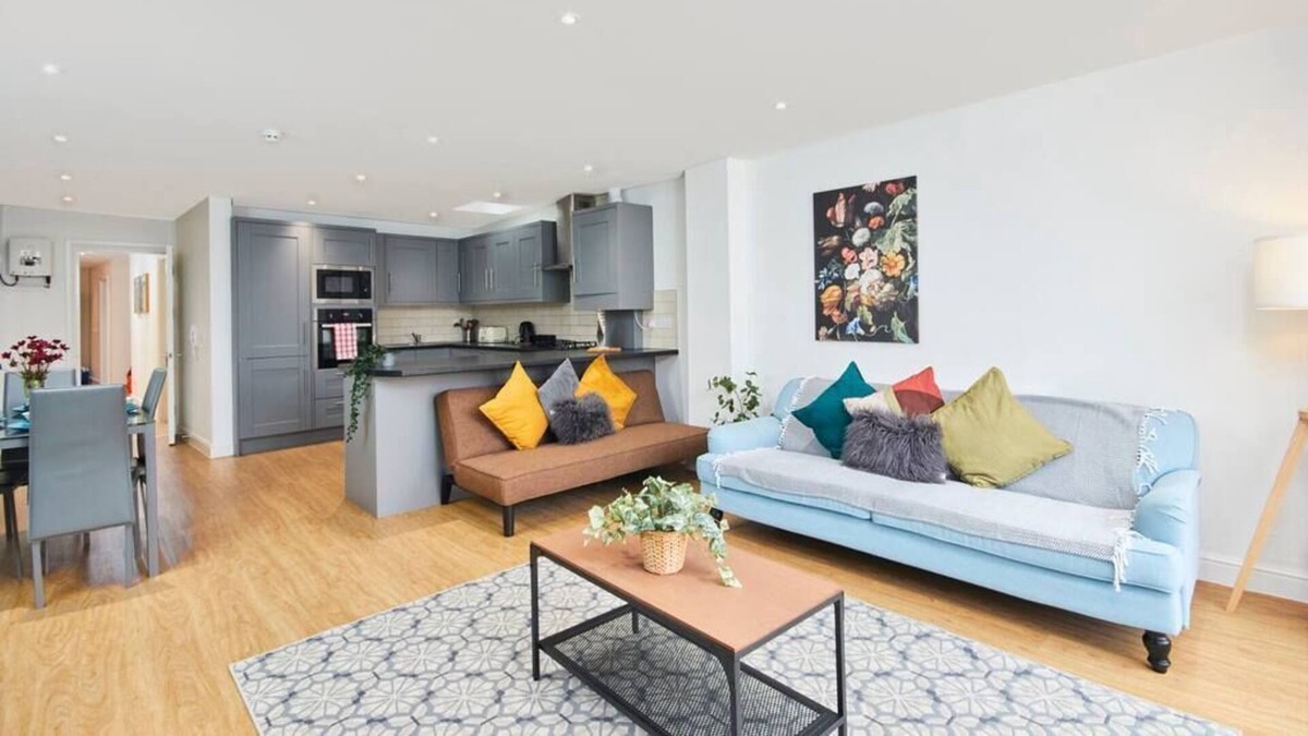 Staple Hill Apartment | 363A - Modern Bristol Apartment Sleeps 8