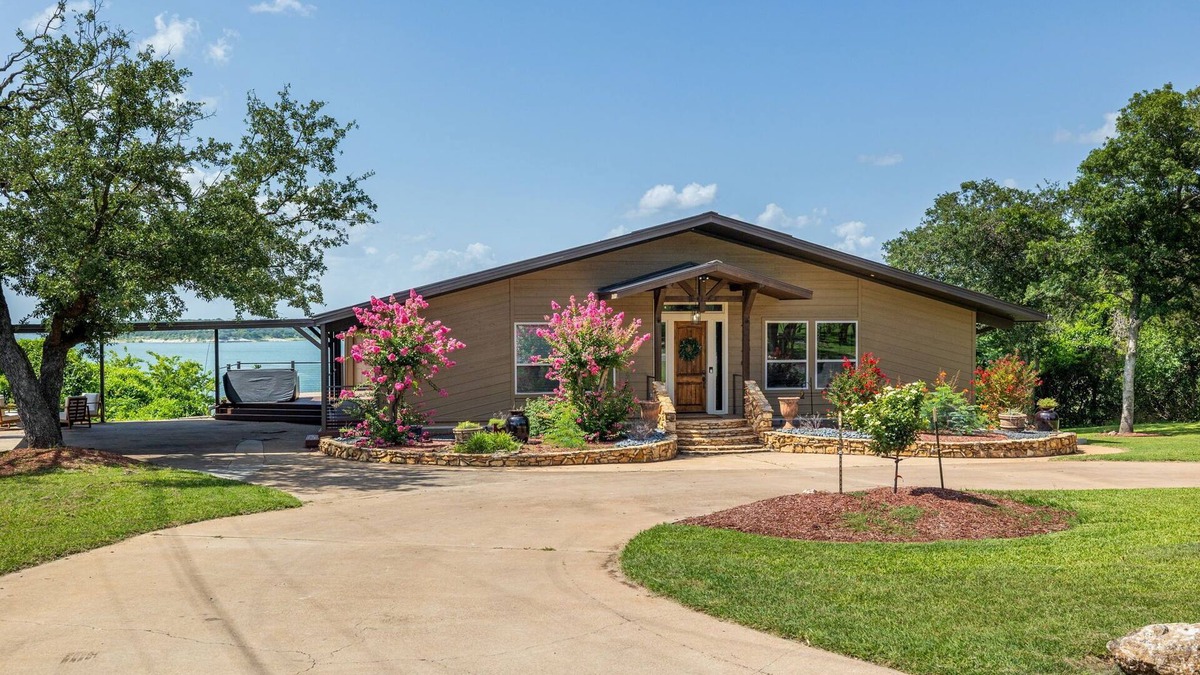 Belton House | 3800sf Lake Front Home, Hot Tub, Next to Boat Ramp and Park, Centrally Located!