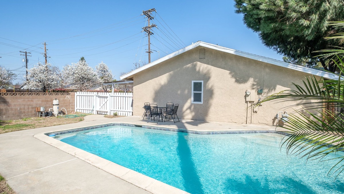 Clovis House | 3B/2Bth Spacious Rooms & Open Kitchen w Swim Pool