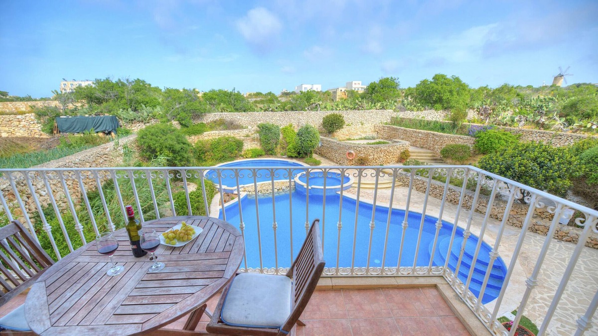 Qala Apartment | 3b/r apt overlooking Valley/Communal Pool ECAR1-1