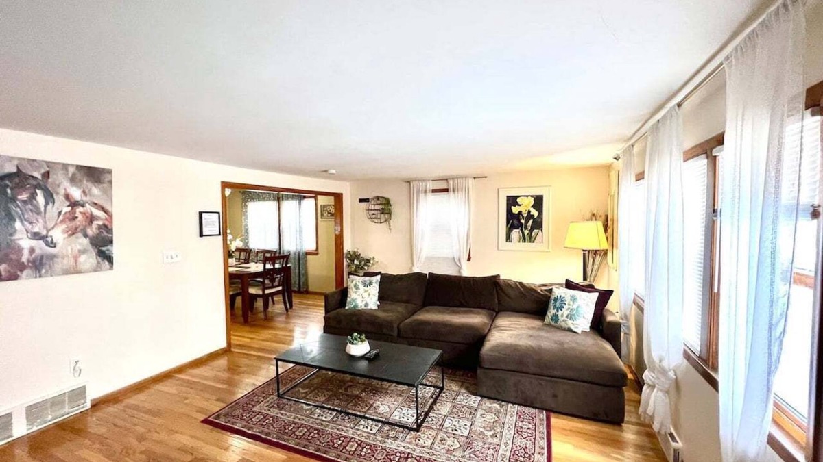 Waltham Apartment | 3bd/1ba apartment with parking 2326