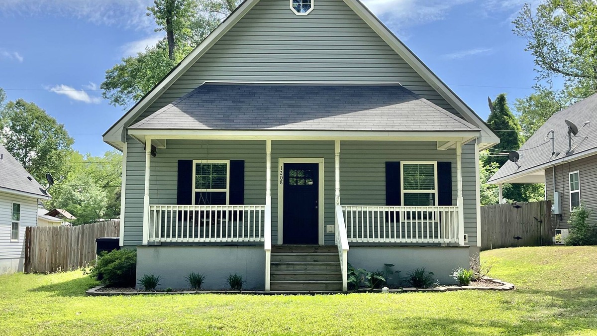 Longview House | 3bd / 2ba home located in the heart of Longview