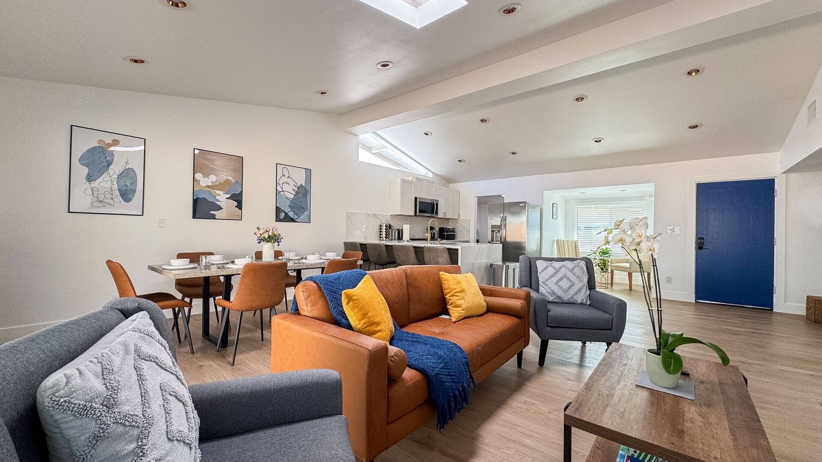 Southwest Anaheim House | 3BD+2BA/Playground/BBQ/10 mins to Disney
