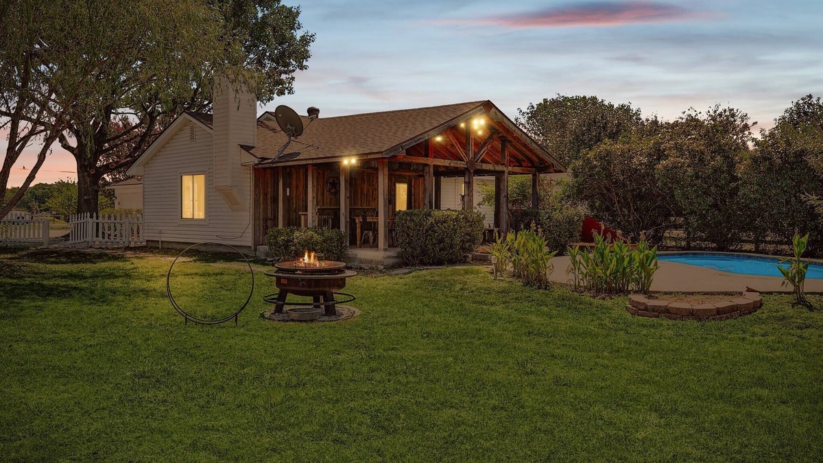 McKinney House | 3BD Farmhouse Country Living - Pool, Patio, Firepit