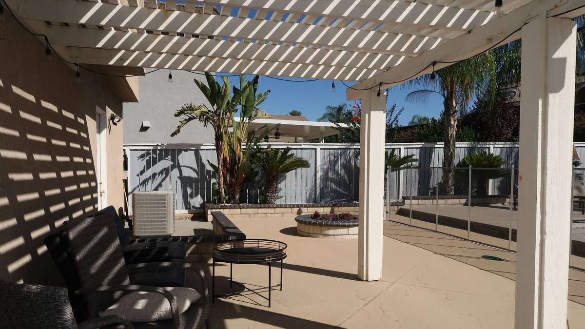 Corona House | 3BD Home mountain views + Huge pool/backyard