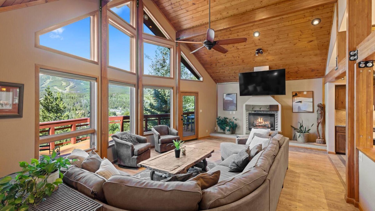 Forest Hills House | 3BD Stunning Views, Hot Tub, Dog-Friendly