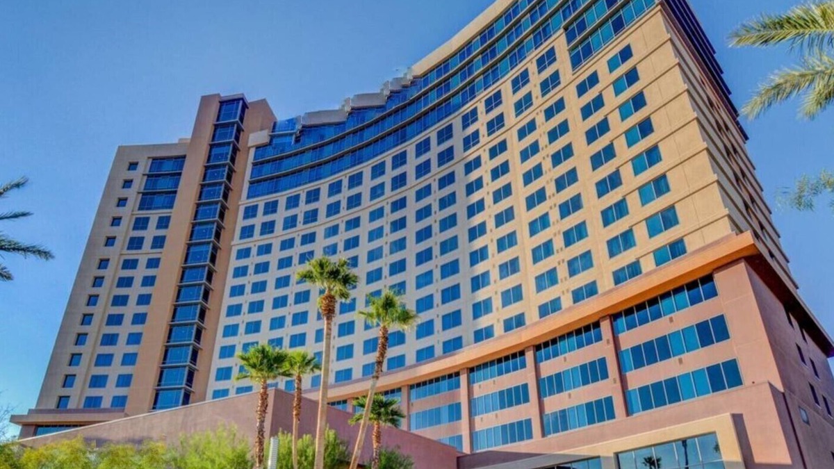 Las Vegas Condo | 3BD/Vegas - Full Kitchen, Washer/Dryer, and Private Living Room!