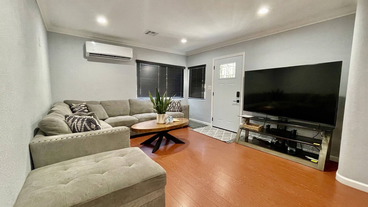 San Diego House | 3bd with TV and AC, 2 air mattress, 2ba, 15-20 minute to everything in San Diego