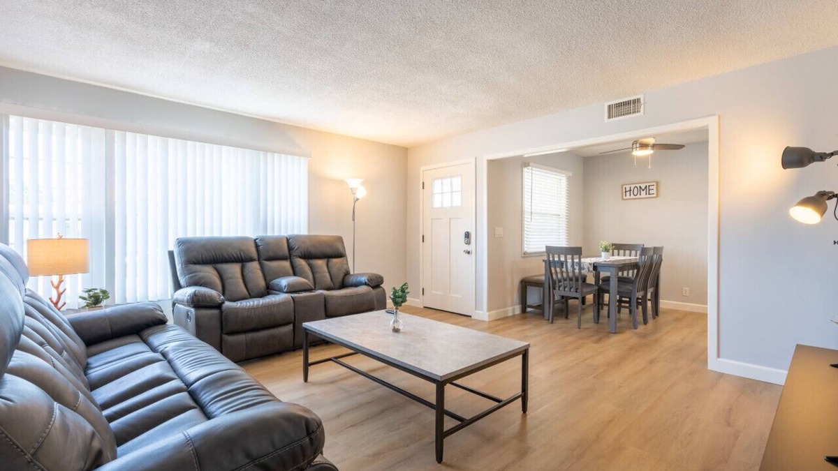 Charter Oak House | 3bdrm,1.5 b, Garage, Back Yard.
