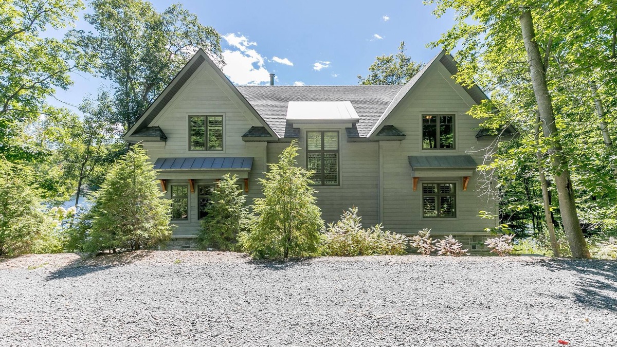 Lake of Bays Cottage | 3bdrm 3 bath lakehouse in Dwight. Faces south! All day sun! Unlimited Wifi!