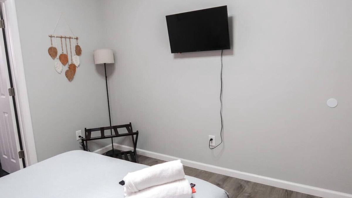 Ampere Apartment | 3Bed 2Bath Apt Near NYC + Parking & Laundry