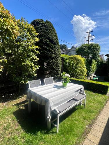 Marpole House | 3Bed 2Bath Steam Sauna Retreat! Family friendly!
