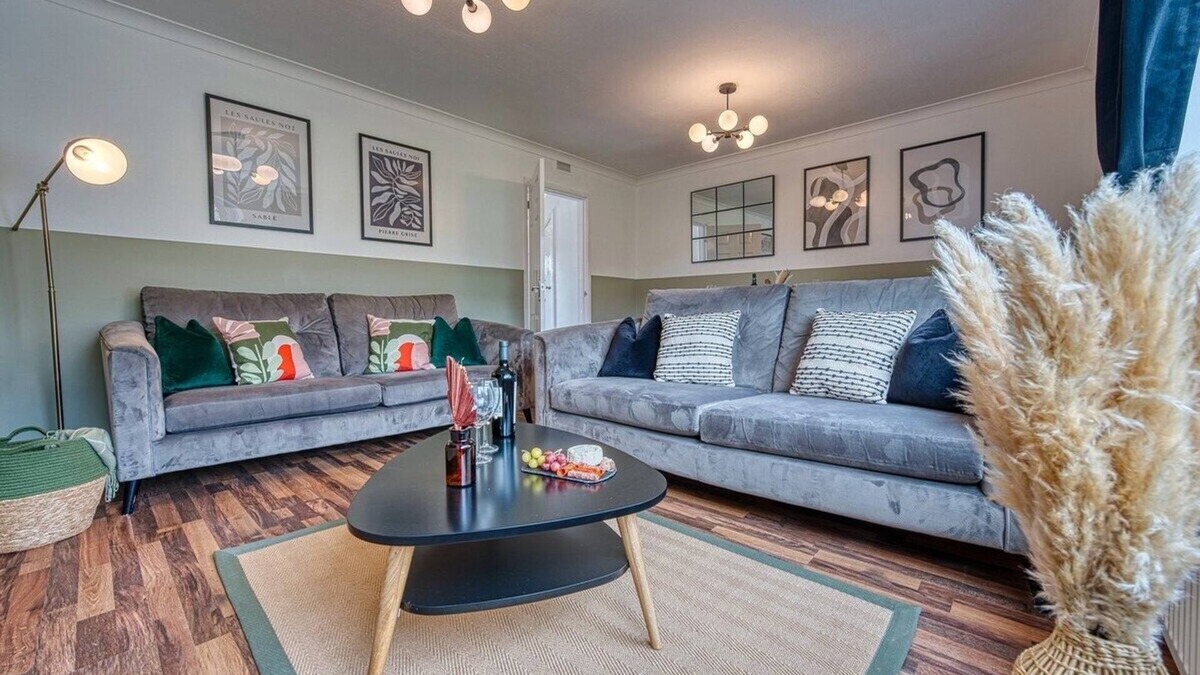 Stratton House | 3bedrooms | Free Parking | Pet Friendly | Garden