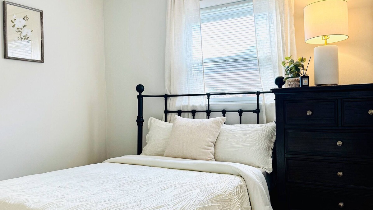 Forest Park Apartment | 3BR/1ba apt; fully furnished and equipped; in Forest Park