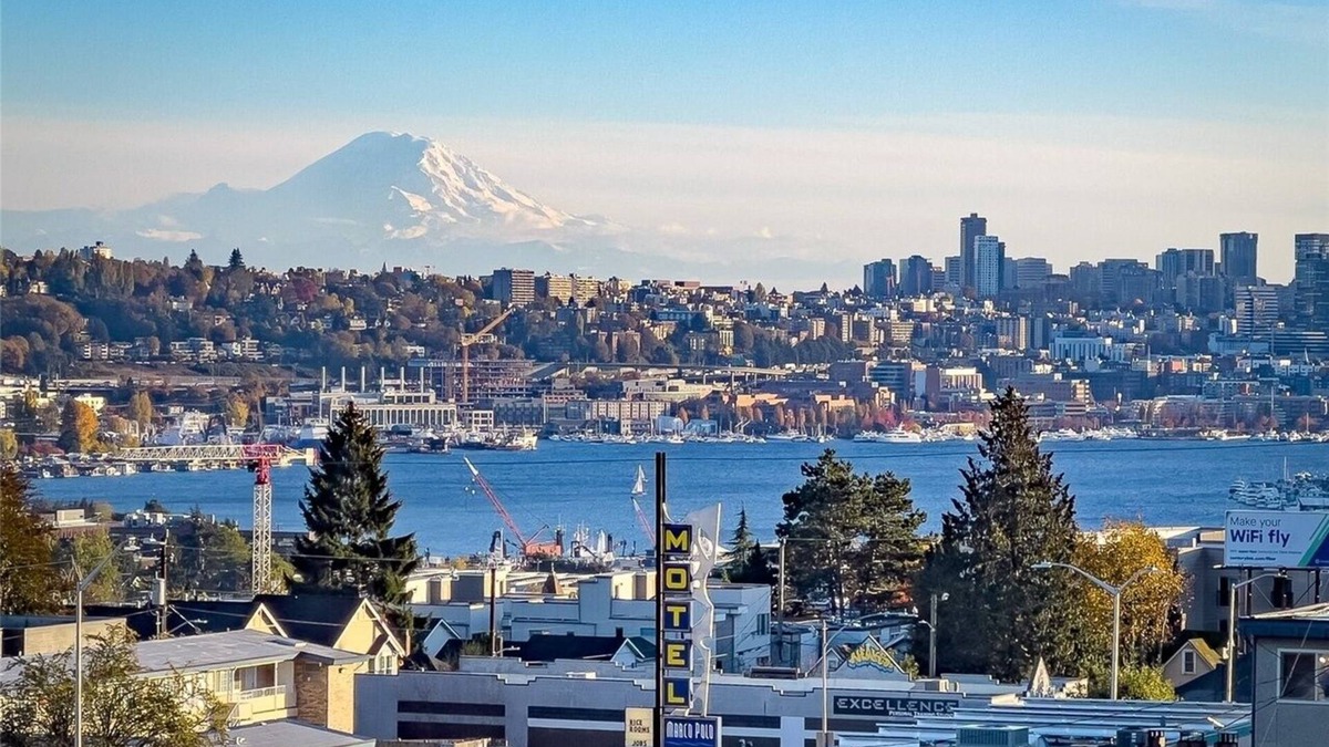 Fremont House | 3BR/2.5BA Modern Townhome, City view, Free Parking, EV Charger