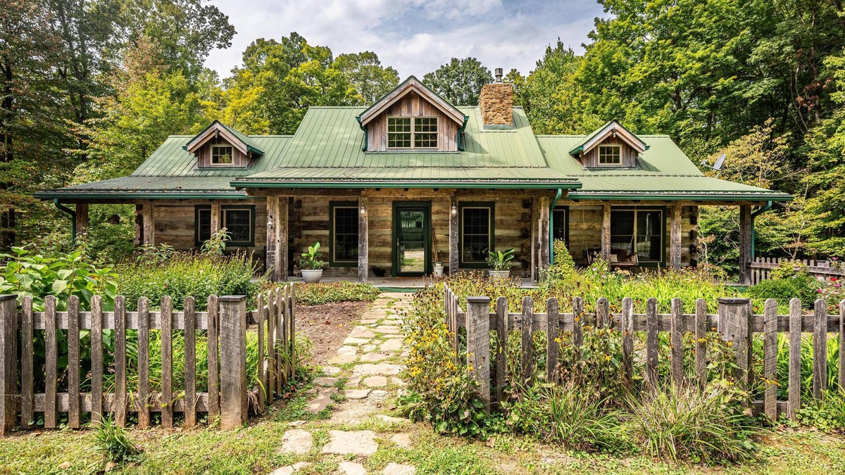 Helmsburg Cabin | 3BR, 2 BA Log Cabin