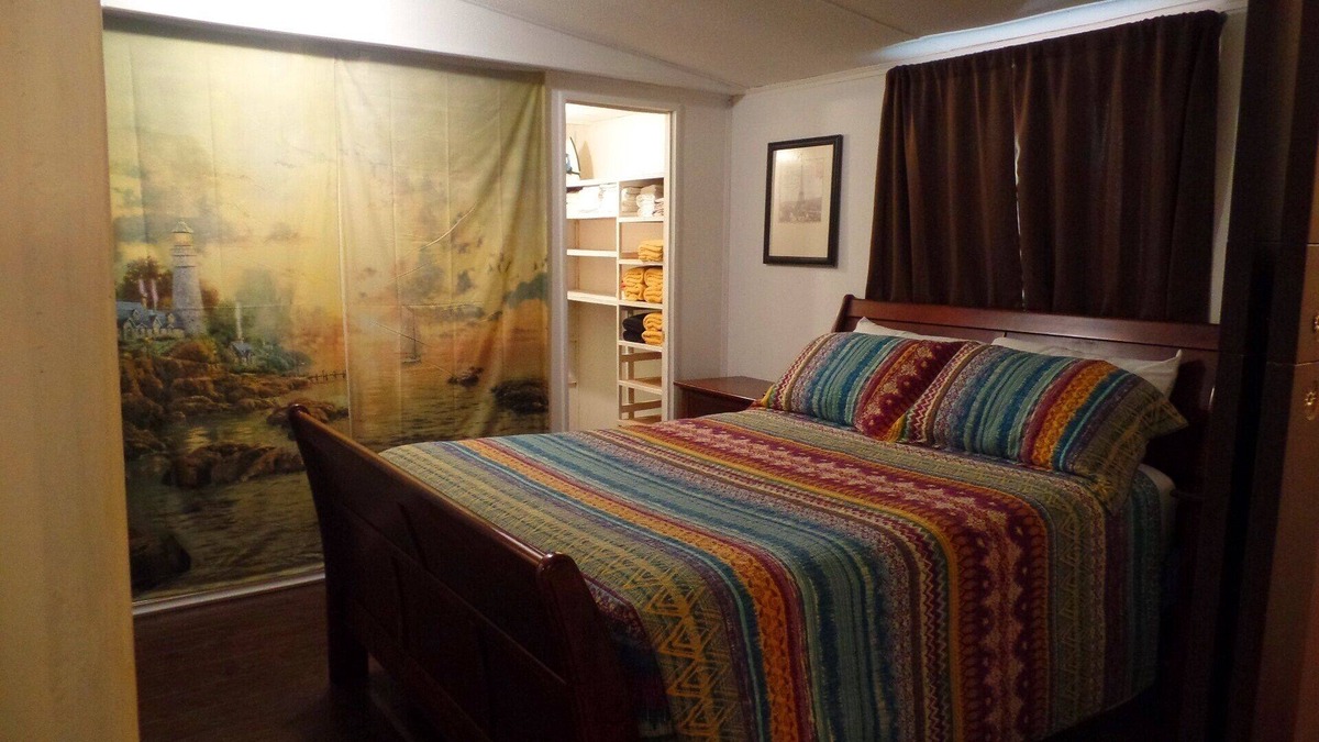 Clinton House | 3br/2ba, Pets Allowed, Wash/Dryer, Work Building, Amenities