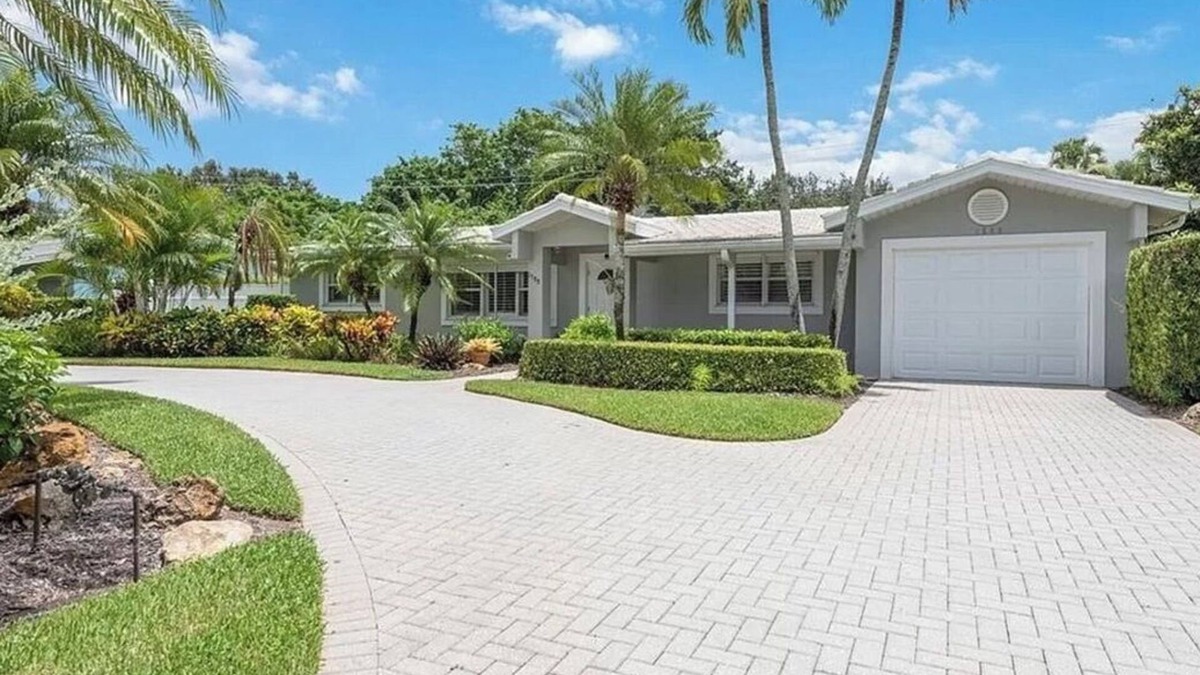 Lake Park House | 3Br/2Bath Coquina Sands Pool home - walk/bike to beach and town
