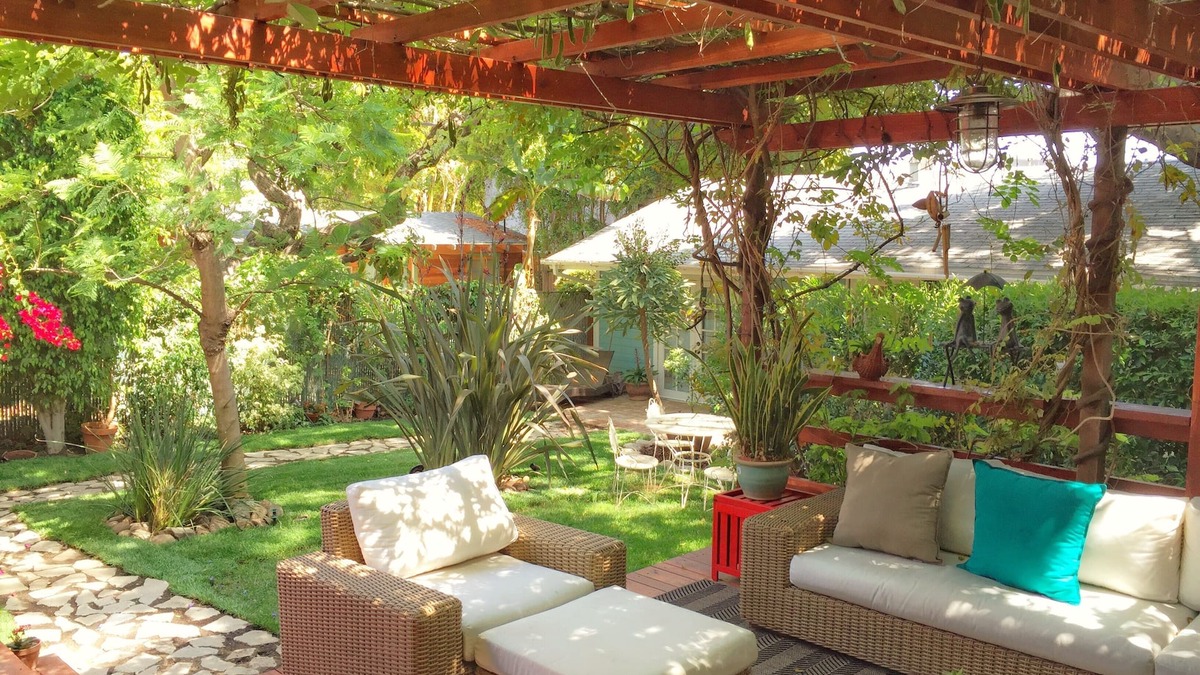 West Hollywood House | 3BR/2Bath Weho Craftsman -Fantastic Backyard- dog paradise includes guest house