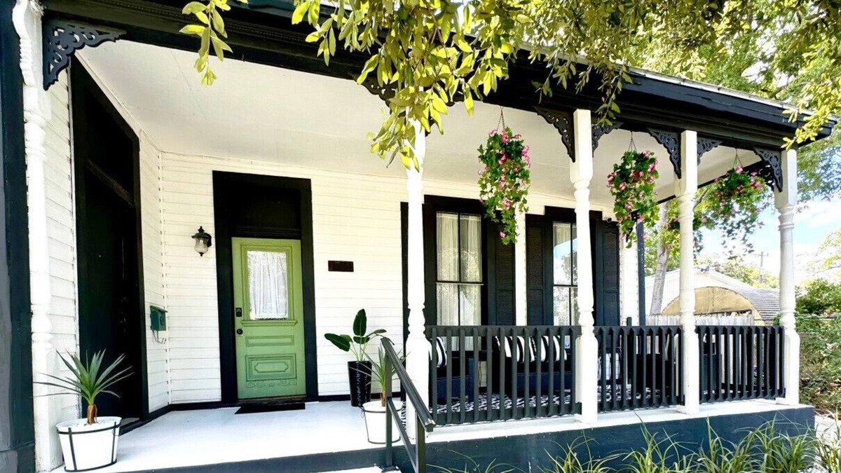Government Hill Apartment | 3BR/2BTH Historic Pearl Brewery Downtown Riverwalk