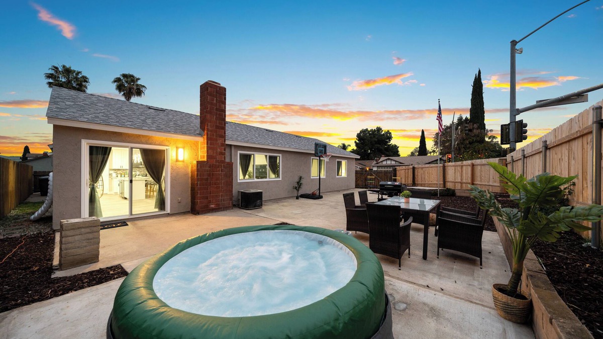 La Presa House | 3BR/2Bth - Home w Garage, Hot Tub, King Bed, Yard
