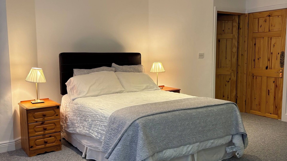Grand Canal Dock House | 3BR/3BA Mews in Central Dublin City near Trinity College Dublin and St. Stephens