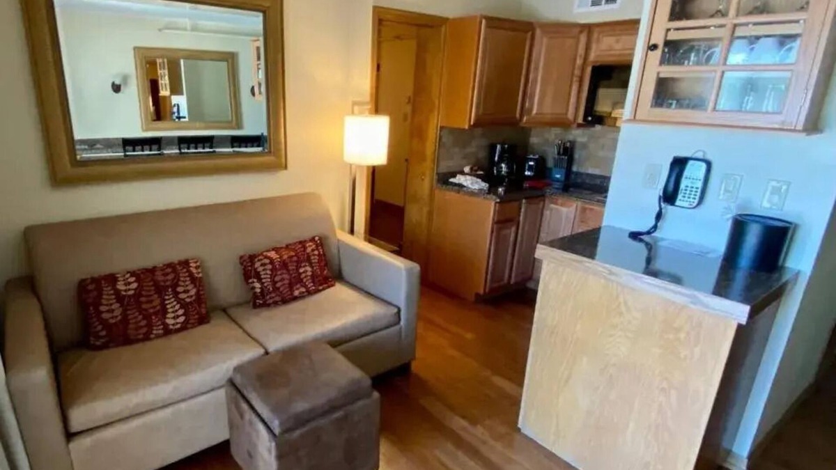 Avon Hotel | 3BR-3BA. Slps 8. Short walk to Lake Nottinging. Incl 7.3 and 7.4. FIREWORKS!