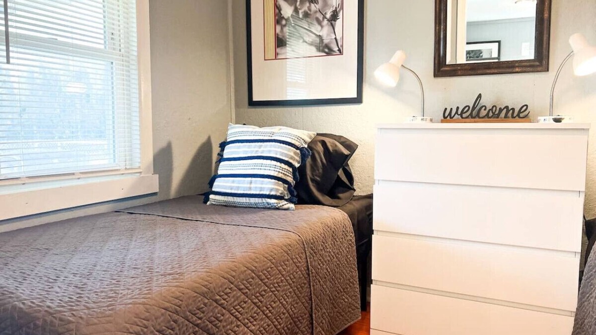 Near Eastside House | 3BR, 5 Beds, Sleeps 7, Large Off-Street Parking