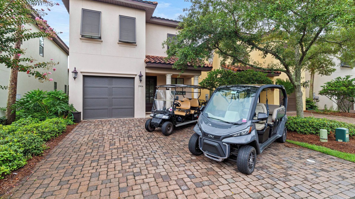 Villa Lago House | 3BR Beach Villa with 2- GOLF CARTS! Steps from Pool! Near Wharf. Beach Tram.