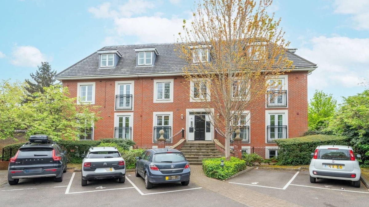 Syon Apartment | 3BR Brentford Apt Overlooking Syon Park | Heathrow 20Min