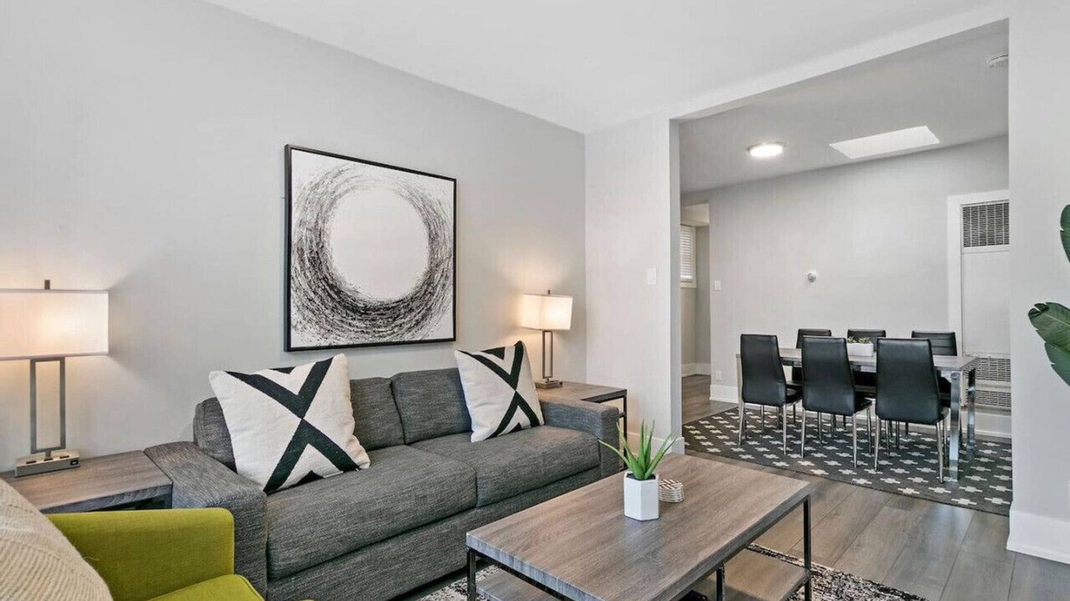Sheffield and DePaul Apartment | 3BR Completely Set up Apt Close to Shops & Dining!