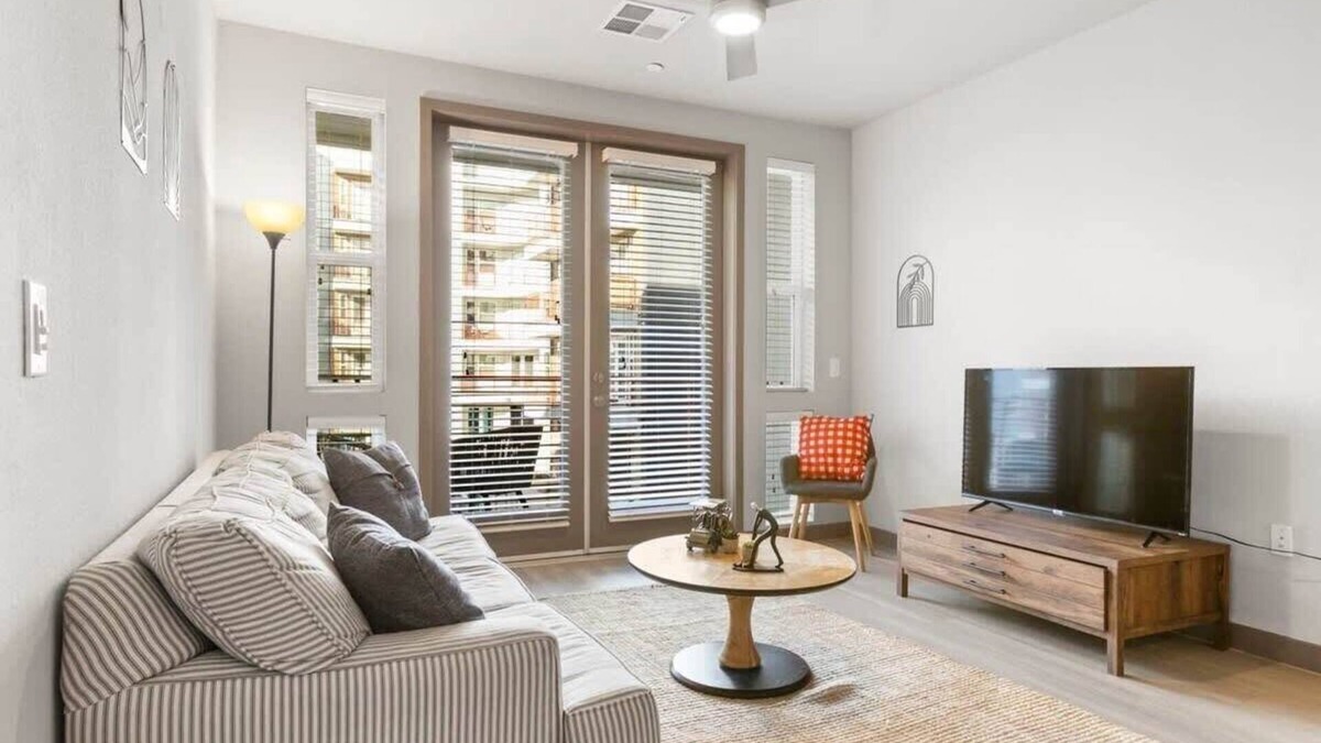 Downtown Phoenix Apartment | 3BR Cozysuites RORO Pool, Pets, Parking! 7&13
