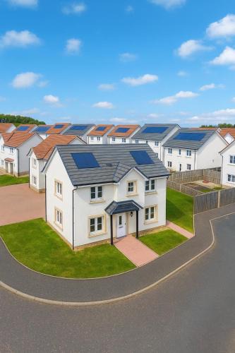 Glasgow Apartment | 3BR Detached Home, Driveway & Large Rear Garden