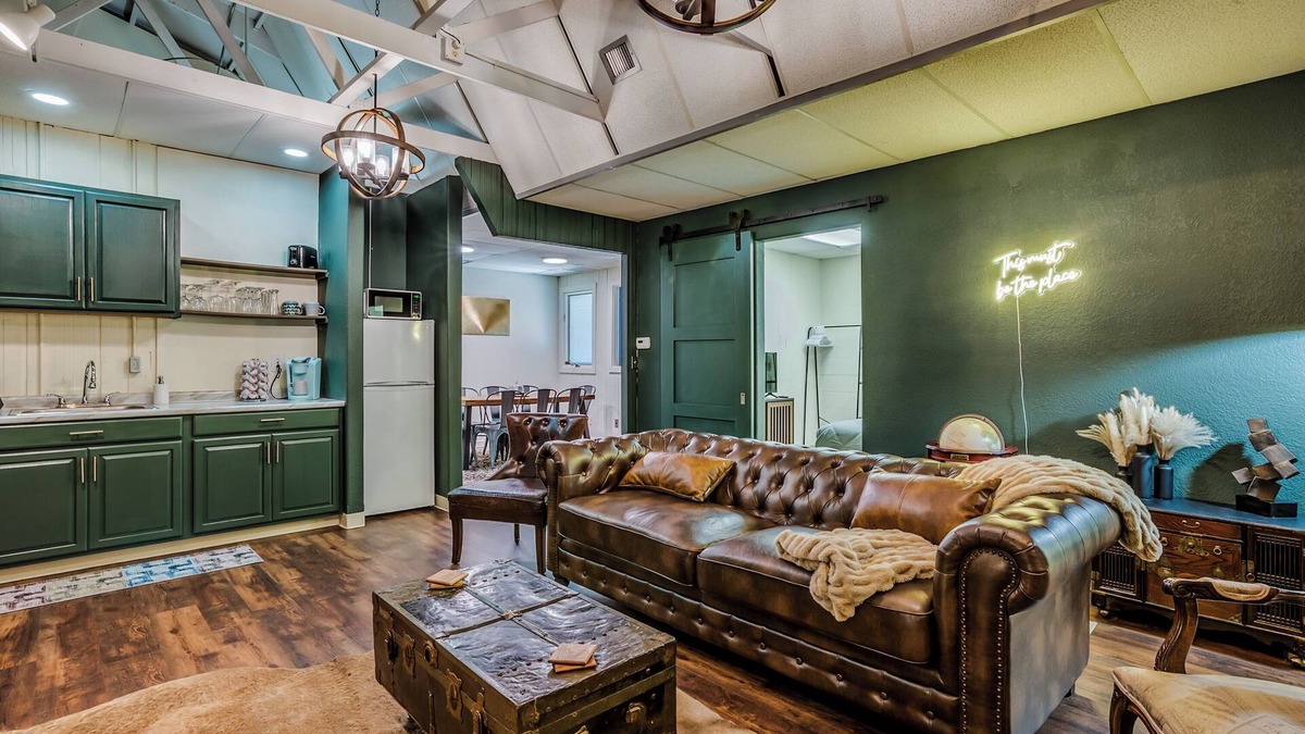 Wichita House | 3BR Downtown Boho Hydeaway with Epic Garage Hangout for small gatherings