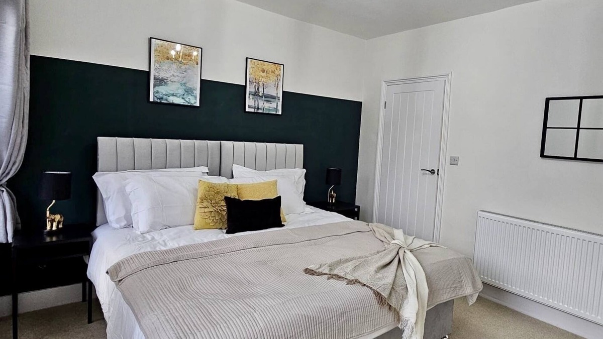 Kempston House | 3BR Family-Friendly Stay | Kitchen, Living Room, Sleeps 5