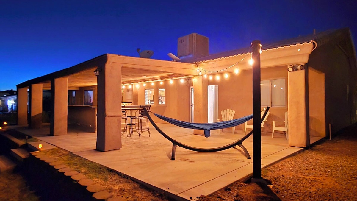 Blythe House | 3BR FLEX Stay in Blythe - Contractors Nurses Families Long-Term OK