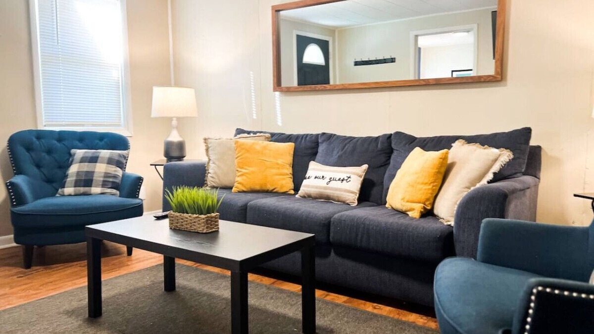 Near Eastside House | 3BR Home: 6 Beds, 4 TVs, Large Parking Area
