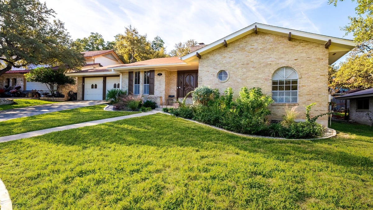 Vance Jackson House | 3BR Home w/private backyard & BBQ grill, sleeps 8
