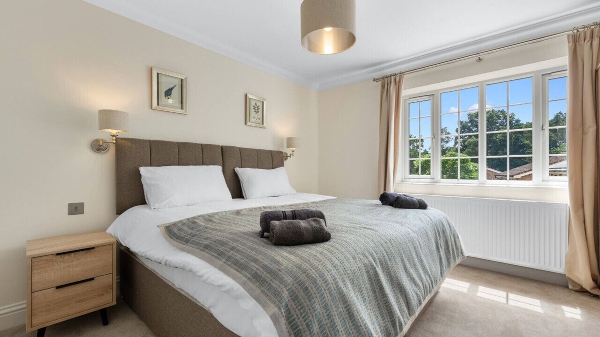 Ascot House | 3BR House with 3 Baths with Free Parking in Ascot