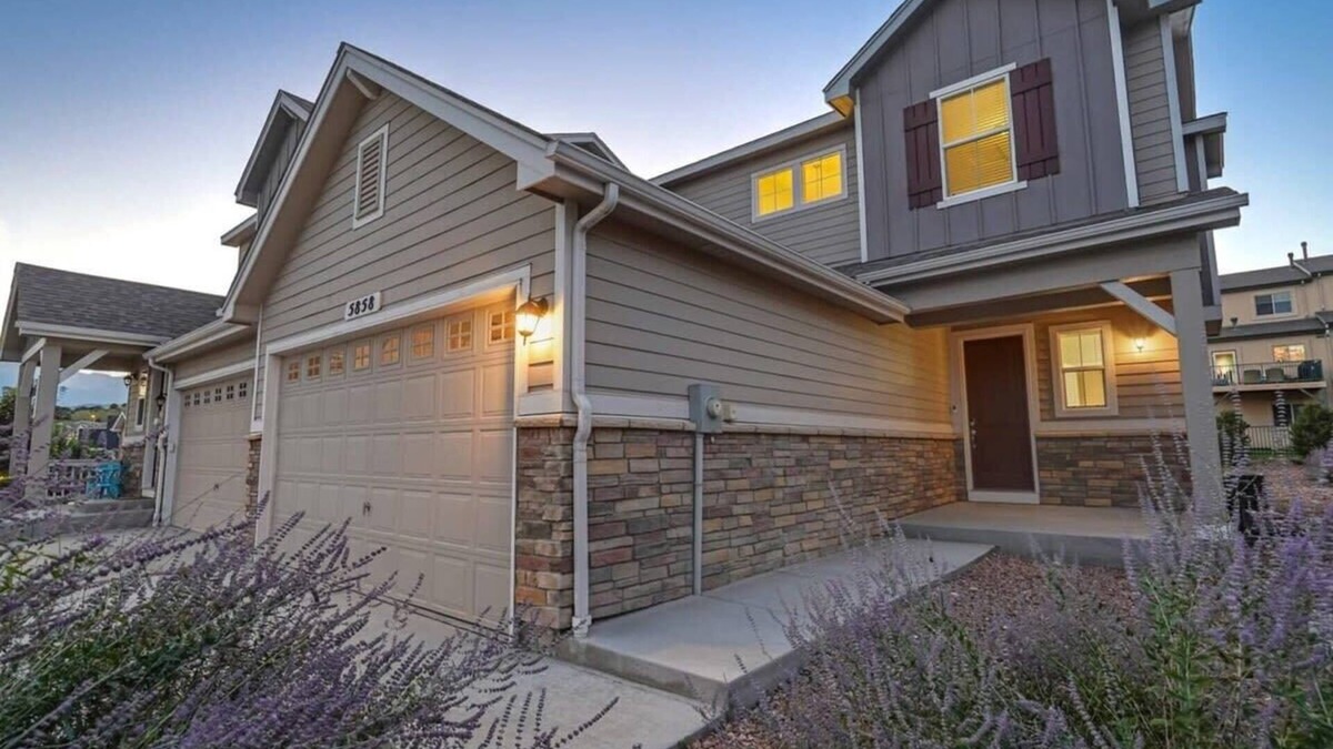 Rockrimmon House | 3BR Luxury Townhome w/AC in Central Location
