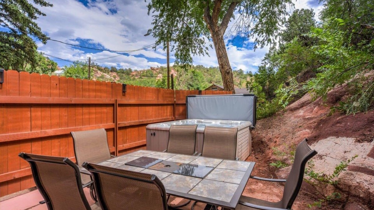 Manitou Springs House | 3BR Manitou Springs 2min to Restaurants, Hot Tub!