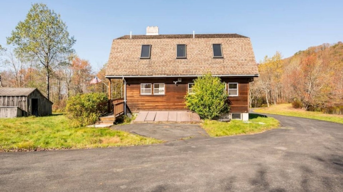 Parksville House | 3BR Mountain Retreat with Autumn Lake Viewsn