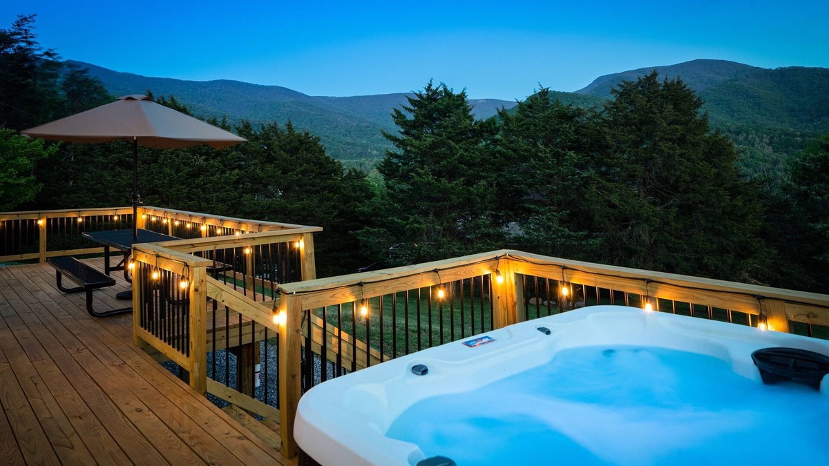 Luray Cottage | 3BR! Mountain View! Hot Tub! Fire Pit. Games. King beds. Sleep 6! Near SNP.
