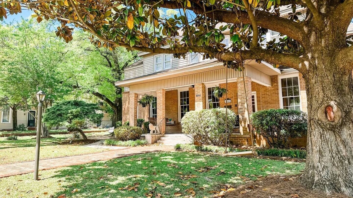 Montgomery House | 3BR Poolside Retreat | Pet Friendly