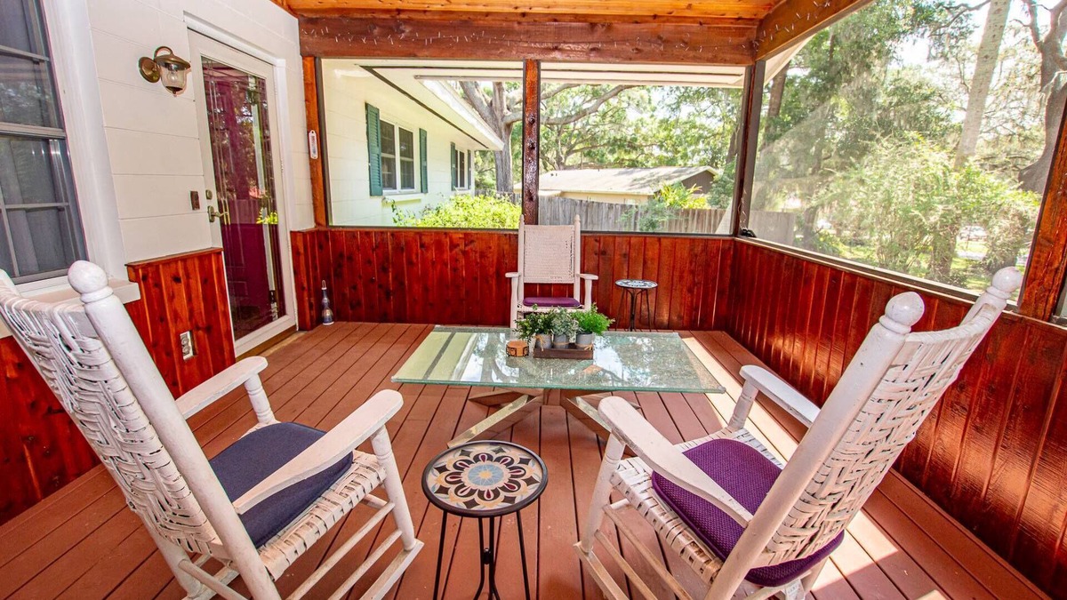 Dade City House | 3BR Retreat w/ Screened Porch, Near Saint Leo Uni, Pet-Friendly, Lake Jovita Golf Club Access