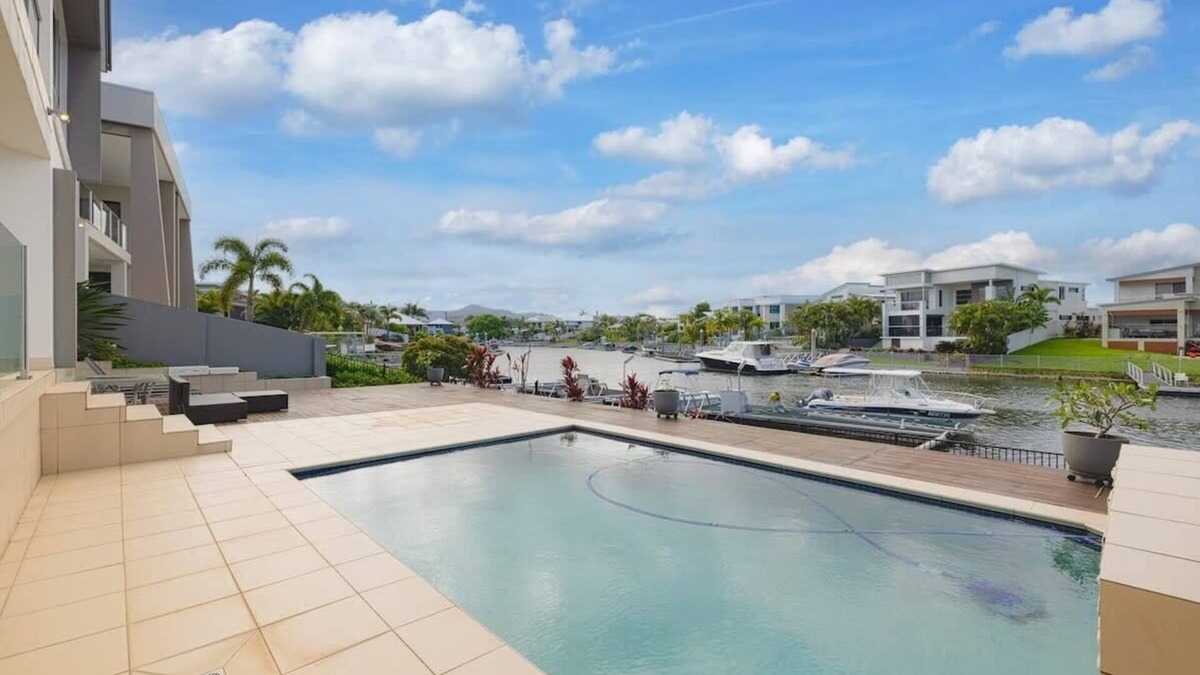 Helensvale House | 3BR Serene Waterfront Retreat with pool & dock