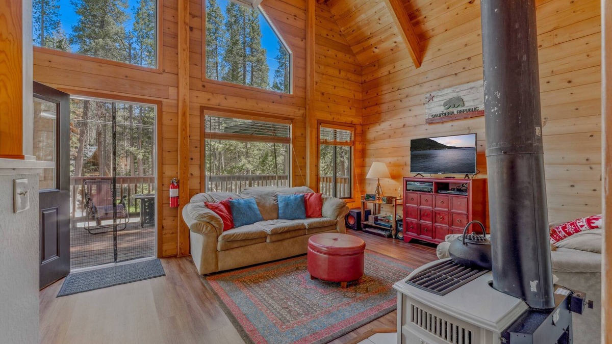 Pla-Vada Woodlands House | 3BR Soda Springs Ski & Lake Getaway